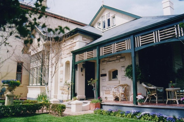 Water Bay Villa Bed & Breakfast image 1